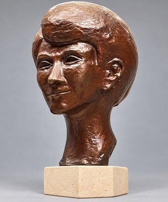 sculpture représentant une tête d'homme sur un socle, avec un fond gris