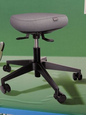 une image représentant une chaise de bureau équipée d'un repose-pieds