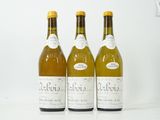trois bouteilles de vin posées l'une à côté de l'autre sur une table