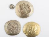 trois pièces d'argent et d'or, dont l'une représente un homme et une femme