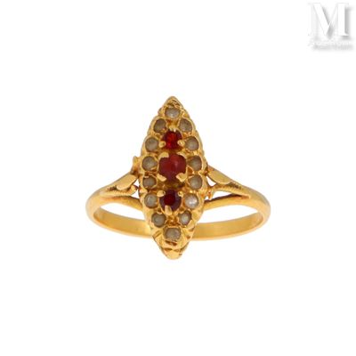 gros plan d'une bague en or avec une pierre rouge