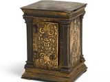 une petite table en bois ornée d'un motif noir et doré