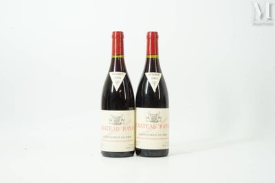 deux bouteilles de vin rouge posées sur une table blanche