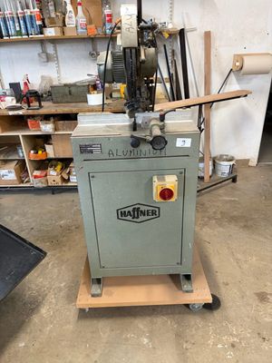 une machine posée sur un chariot dans un garage