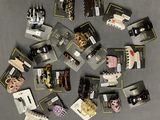 tout un tas de barrettes de toutes sortes posées sur une table