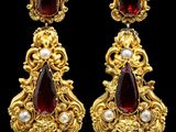 une paire de boucles d'oreilles ornées de grenats et de perles
