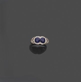 une bague en saphir et diamant