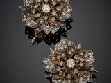 une paire de broches en forme de fleur, en diamants et en or