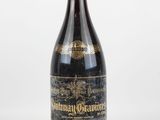 une bouteille de vin posée sur une table blanche