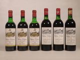 six bouteilles de vin sont alignées sur une table
