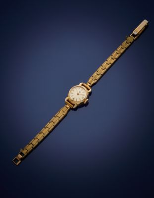 une image représentant une montre-bracelet dorée sur fond bleu