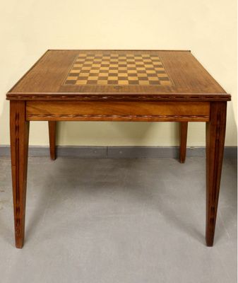 une image représentant une table en bois sur laquelle est posé un échiquier