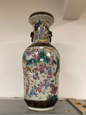 un vase posé sur une étagère dans une pièce