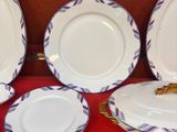 plusieurs assiettes et bols sont posés sur une table rouge
