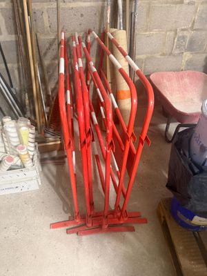 un tas d'objets rouges et blancs dans un garage