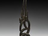 une photo d'une sculpture en bronze représentant deux cornes posée sur un socle noir