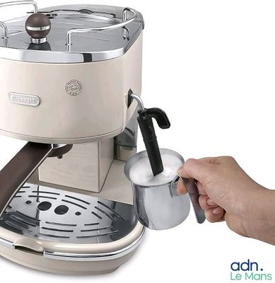 une cafetière qui sert à préparer une tasse de café