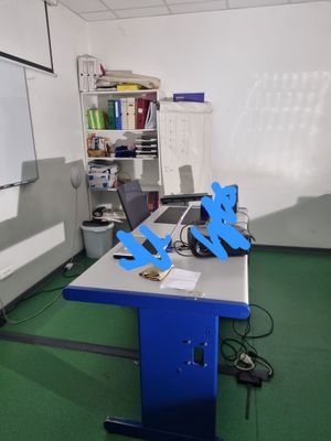 Lot comprenant une étagère en mélaminé, un paperboard et un bureau - Photo 1