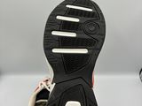 gros plan d'une paire de chaussures sur une surface blanche