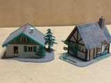 deux maisons miniatures posées sur une table