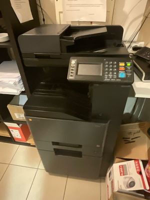 une imprimante posée sur un bureau dans une pièce