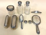 beaucoup de cuillères en argent et d'autres objets en argent sur une table