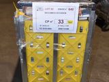 un chariot contenant de nombreux cartons dans un entrepôt