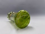 une photo d'une pipe en verre verte posée sur une table blanche