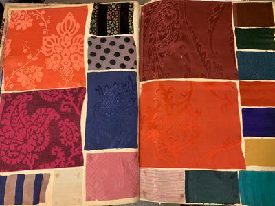 de nombreux morceaux de tissu de différentes couleurs posés sur une table