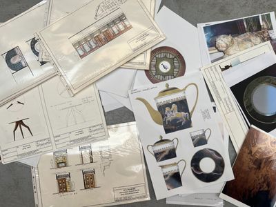 beaucoup de photos et de cartes postales par terre