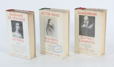 trois livres sont alignés sur une surface blanche