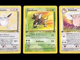 trois cartes Pokémon présentant des motifs différents sur un fond noir