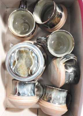 une boîte remplie de tasses à café et de mugs
