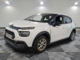la citrole blanche est garee sur un carrelage en damier