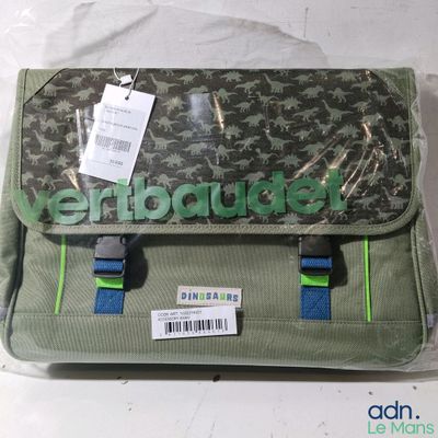 un sac muni d'une étiquette, posé sur une table