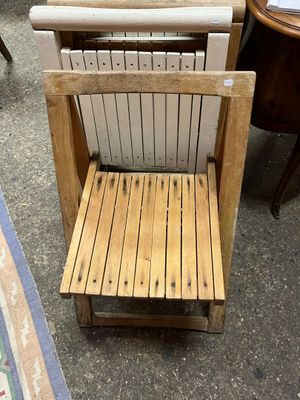 une chaise en bois placée à côté d'un radiateur