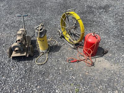 une borne d'incendie, un tuyau d'arrosage et une borne d'incendie posée au sol