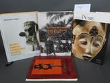 trois livres posés sur une table l'un à côté de l'autre