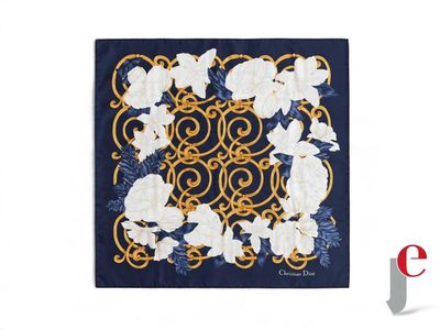 motif floral bleu et blanc sur un foulard carré en soie