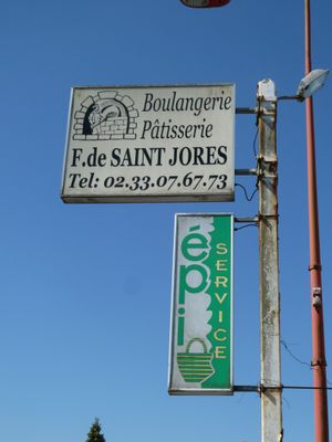 deux panneaux fixés à un poteau au bord de la route