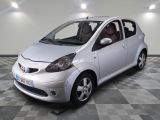 la photo d'une petite voiture argentée garée dans un garage