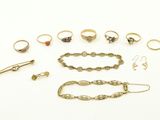 beaucoup de bagues et de bracelets différents sur la table