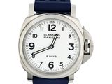 gros plan d'une montre sur fond blanc