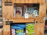 une étagère en bois sur laquelle sont posées des boîtes, dans un magasin