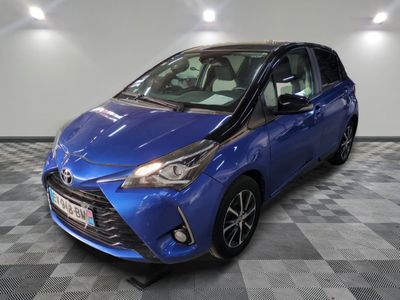 une Toyota Yaris bleue garée sur un sol à damier