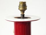 un vase rouge et blanc orné d'une ferrure en laiton