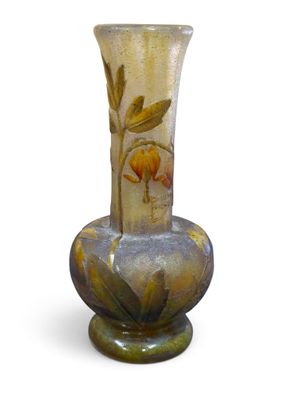 un vase en verre avec un motif floral