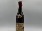 une image représentant une bouteille de vin munie d'un bouchon rouge