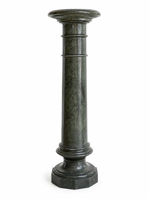 un grand pilier vert avec une base noire sur fond blanc