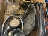 une boîte remplie d'objets en argent posée sur une table